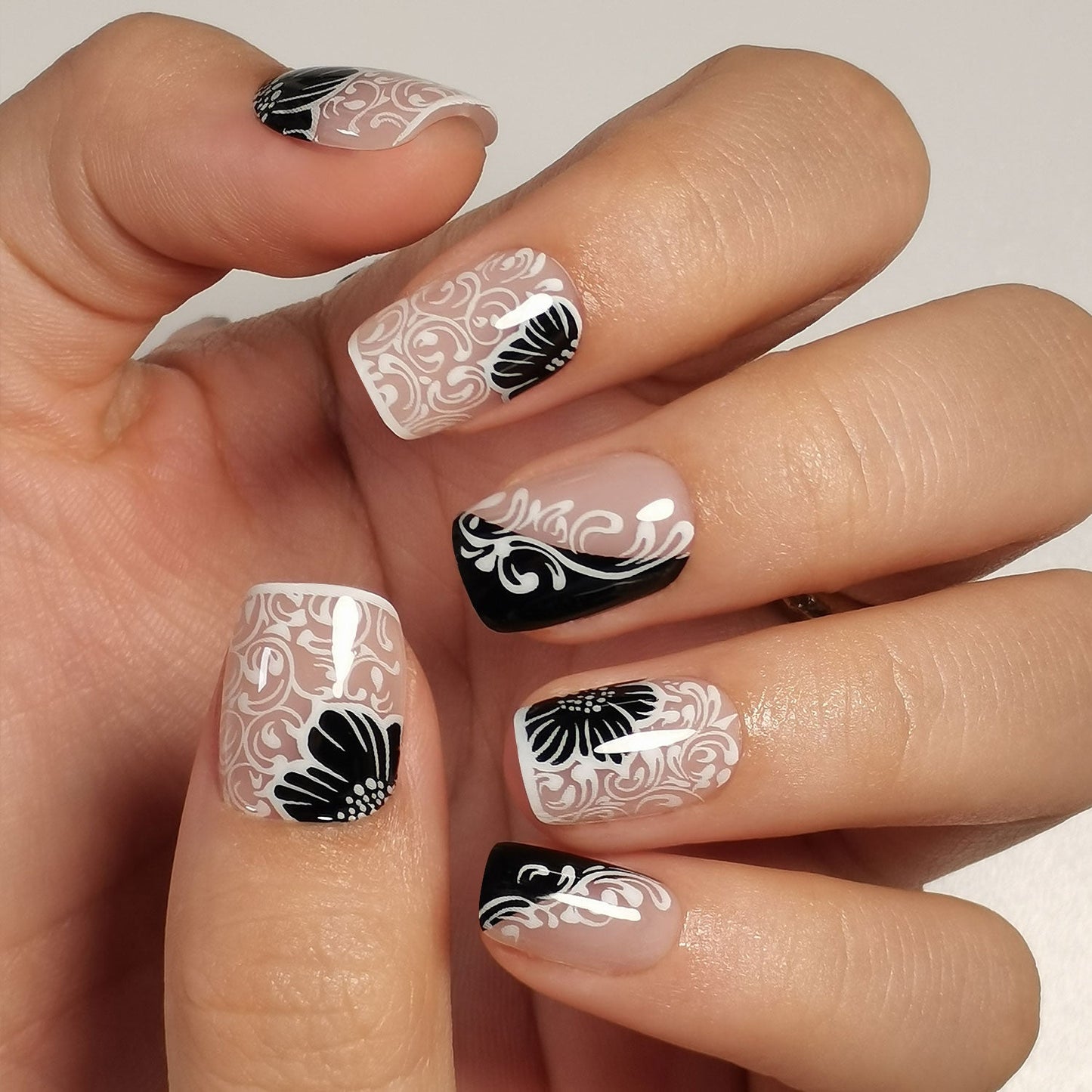 Gel Nagai su Lipdukais 16 Dydžių - 32 Vnt. Rinkinys CUJ24120201